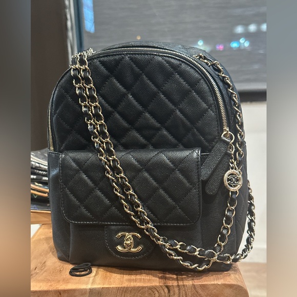 Chanel black diamond-quilted zipped caviar leather backpack with gold hardware - Picture 1 of 12